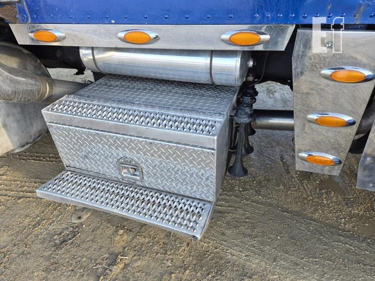 1995-peterbilt-379-image-10