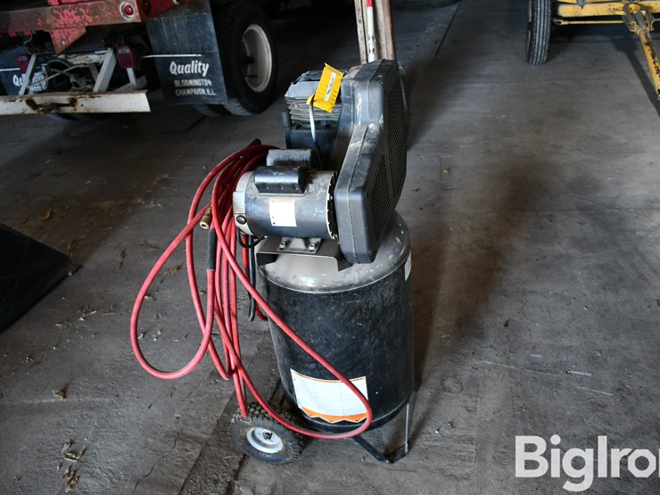 industrial-air-ila1883054-30-gallon-tank-air-compressor-image-4