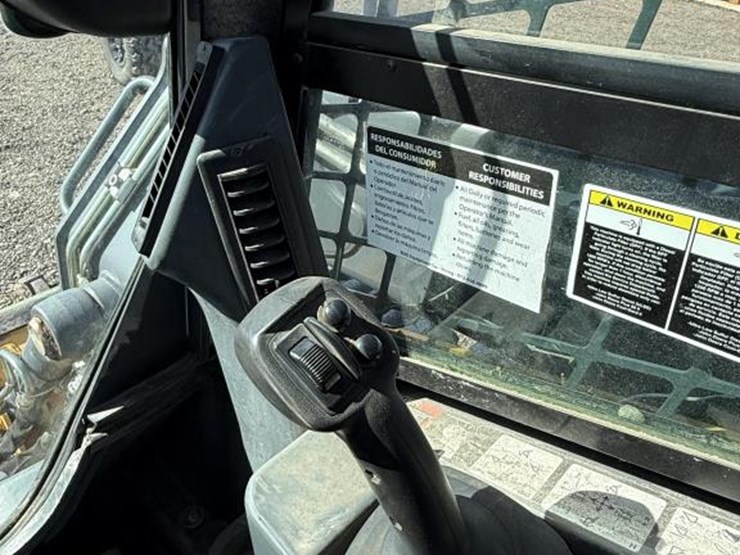 2014-deere-320e-image-14