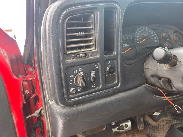 2004-chevrolet-2500-image-32