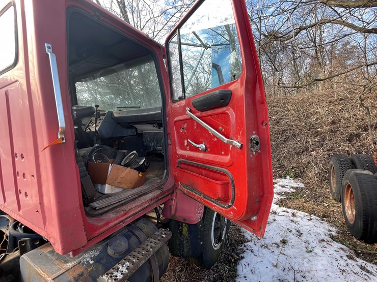 1986-ford-8000-image-55