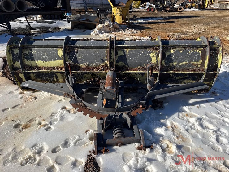11-snow-plow-with-bolt-on-cutting-edge-image-5