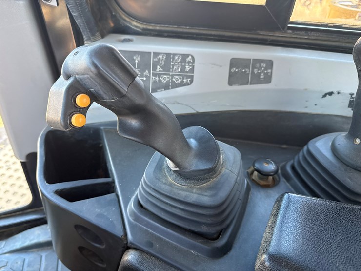 2015-caterpillar-d6t-lgp-image-83