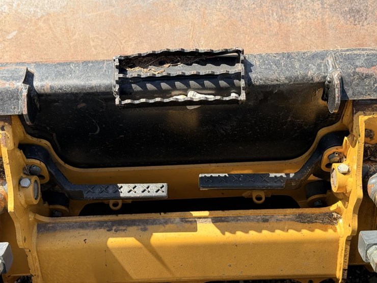 2014-deere-320e-image-16