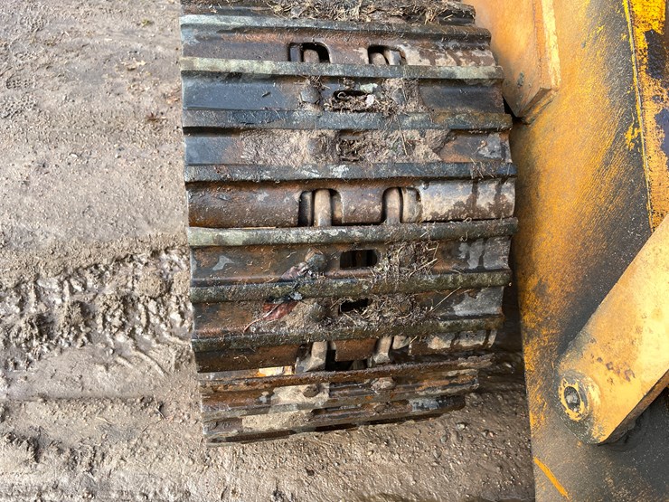 #13009-•-case-8500-crawler-loader-image-22