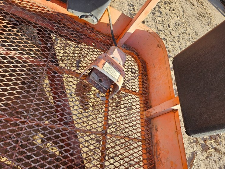 2005-jlg-e300ajp-image-10