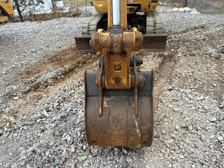 2014-caterpillar-302.7d-image-10