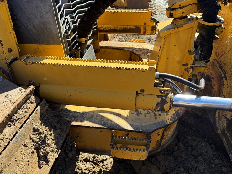 2006-deere-700j-image-24