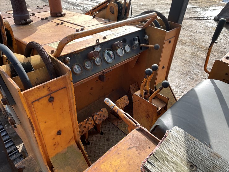 #13009-•-case-8500-crawler-loader-image-34