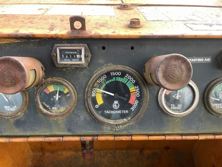 #13009-•-case-8500-crawler-loader-image-40