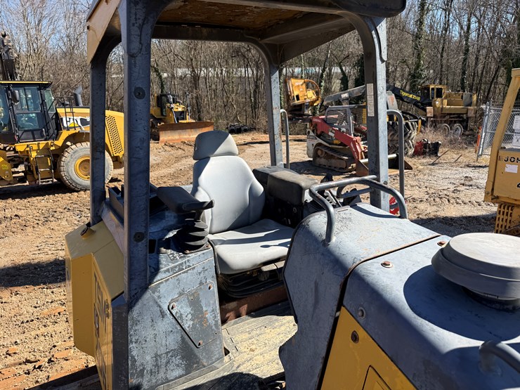 2006-deere-700j-image-40