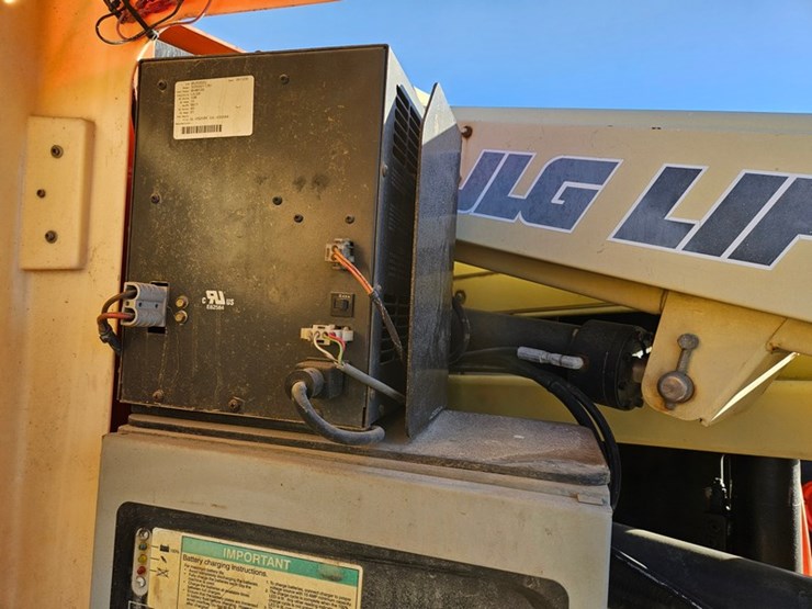 2005-jlg-e300ajp-image-18