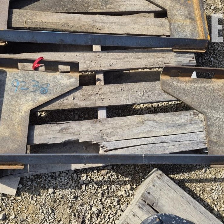 SKID STEER MOUNTING PLATE