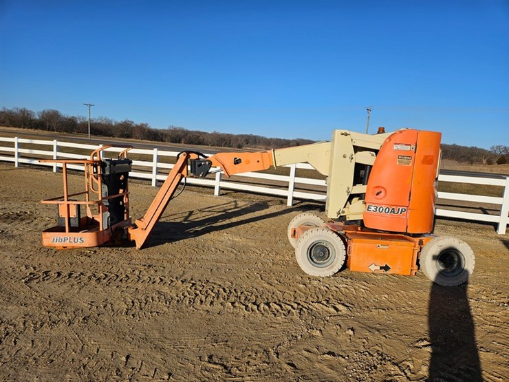 2005-jlg-e300ajp-image-2