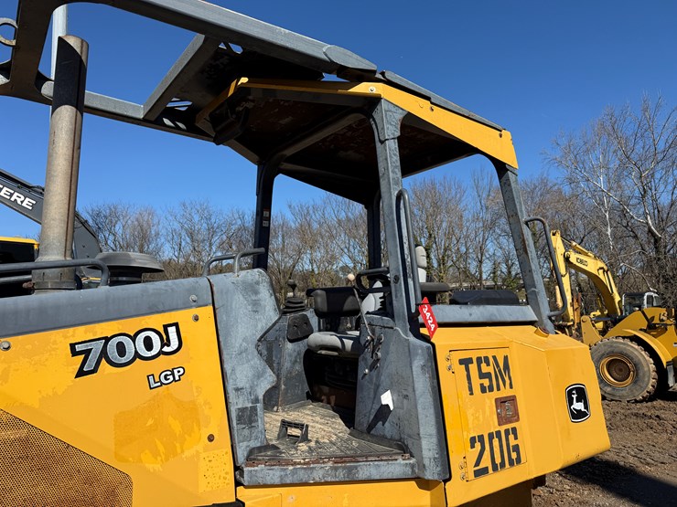 2006-deere-700j-image-34