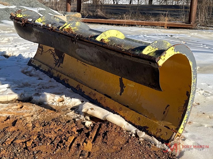 11-snow-plow-with-bolt-on-cutting-edge-image-4