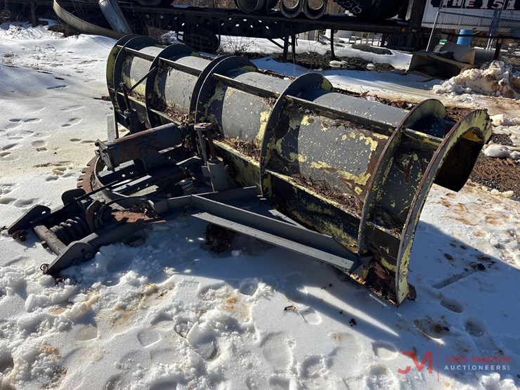 11-snow-plow-with-bolt-on-cutting-edge-image-2