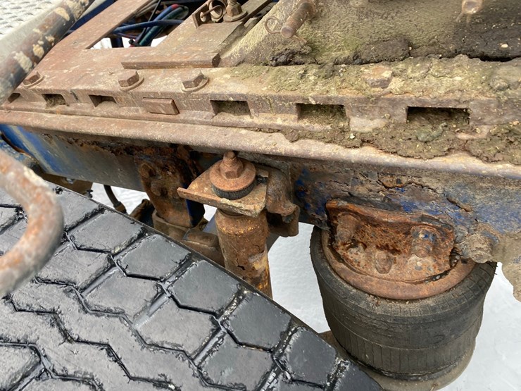 1994-freightliner-day-cab-semi-image-32