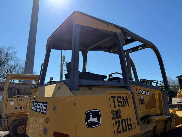 2006-deere-700j-image-38