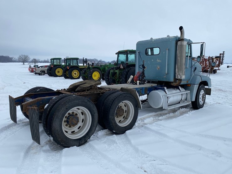 1994-freightliner-day-cab-semi-image-4