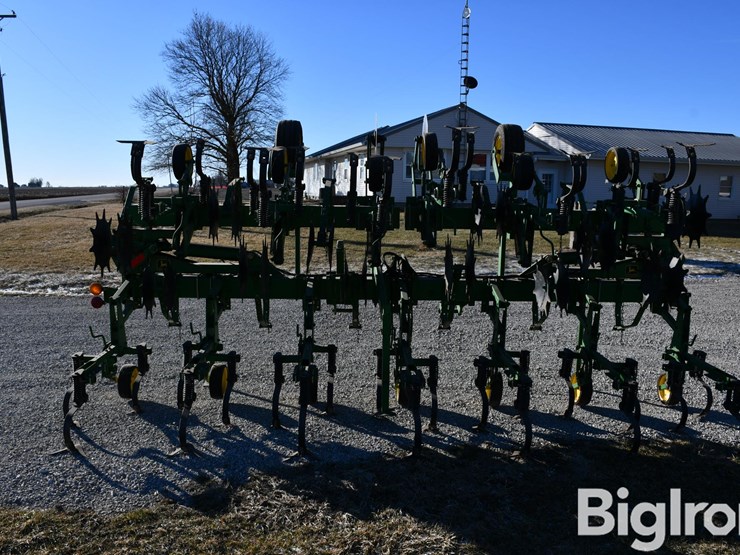 john-deere-845-12r30-cultivator-image-6