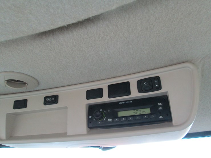 john-deere-8235r-image-36