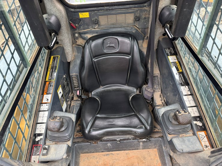 2015-deere-333e-image-29