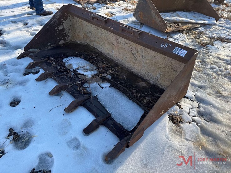 68"-tooth-bucket-skid-steer-attachment-image-4