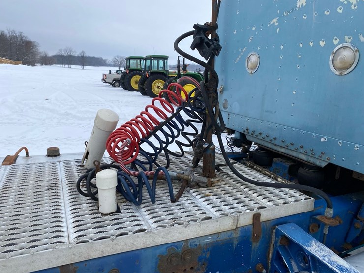 1994-freightliner-day-cab-semi-image-14