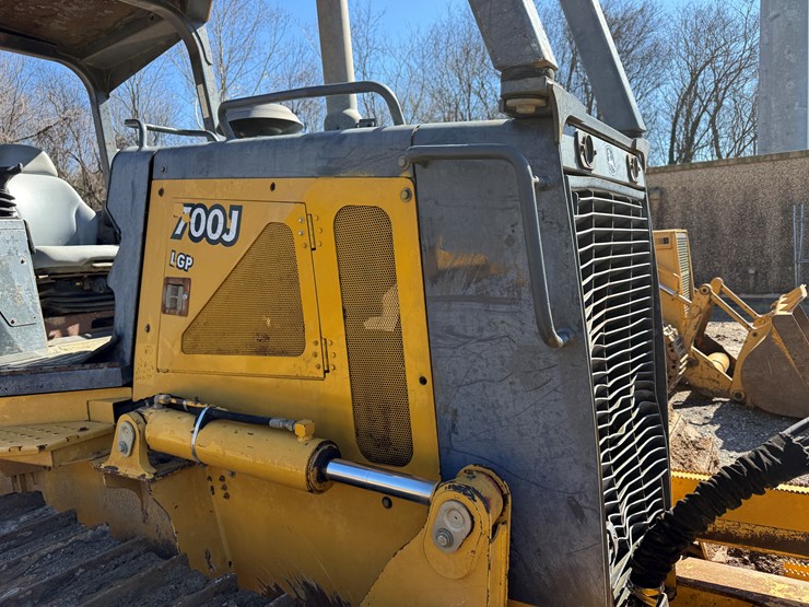 2006-deere-700j-image-26