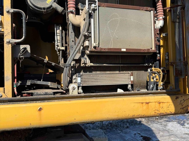 2014-caterpillar-320e-image-12