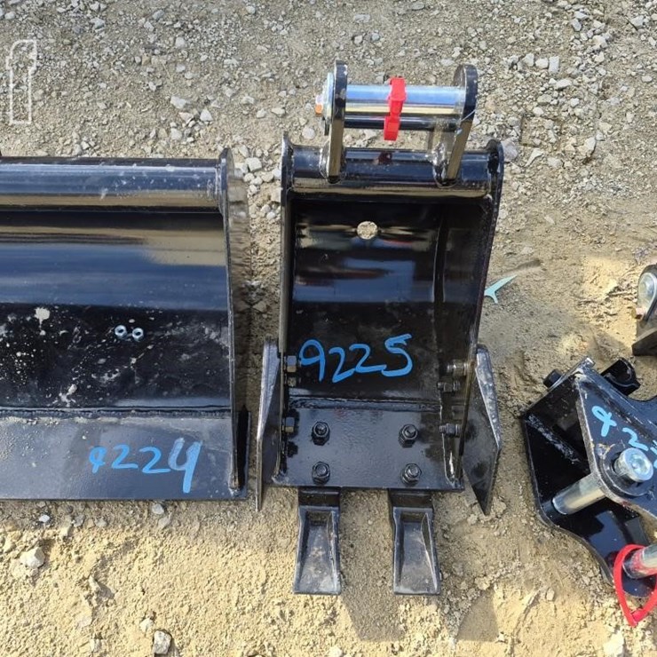 MINI EXCAVATOR TOOTHED BUCKET ATTACHMENT