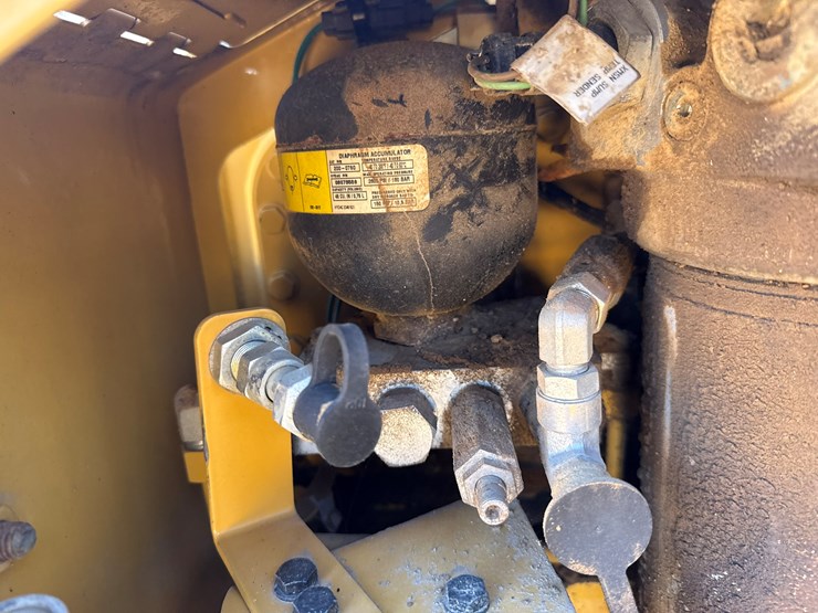 2015-caterpillar-d6t-lgp-image-40