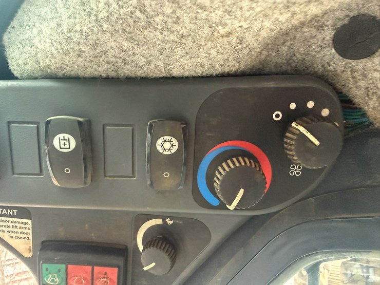 2015-deere-333e-image-34