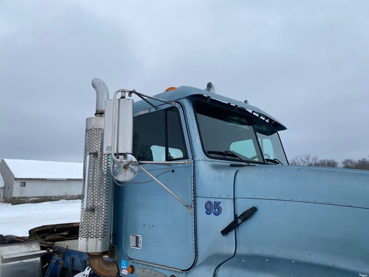 1994-freightliner-day-cab-semi-image-11