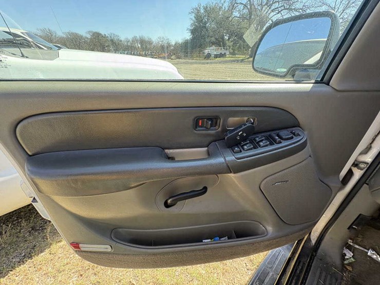 2002-chevrolet-suburban-image-13