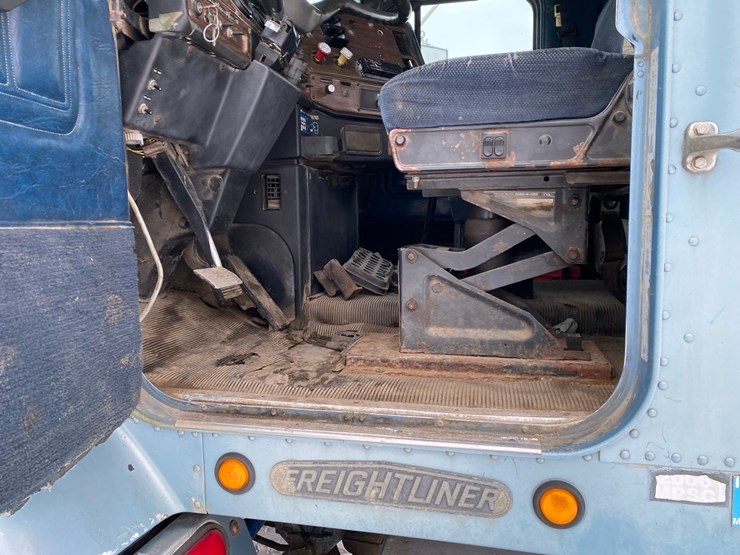 1994-freightliner-day-cab-semi-image-42