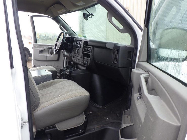 2017-chevrolet-express-2500-image-6