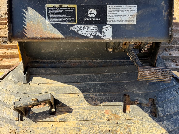 2006-deere-700j-image-45