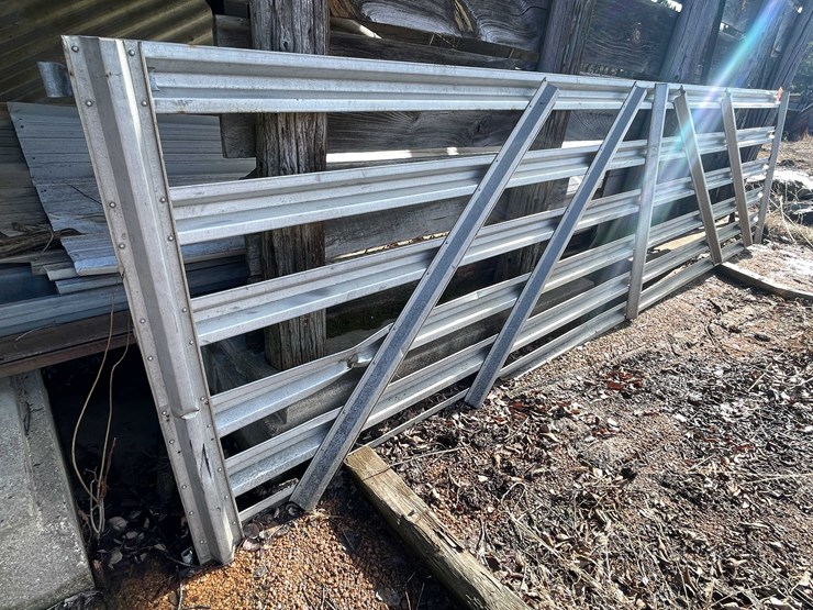 #13050-•-metal-gate-and-posts-image-4