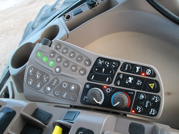 john-deere-8235r-image-33