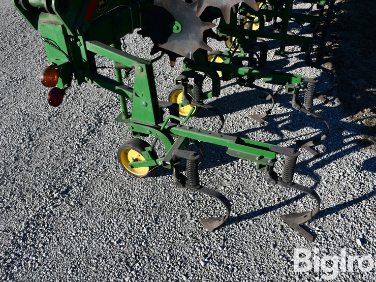 john-deere-845-12r30-cultivator-image-16
