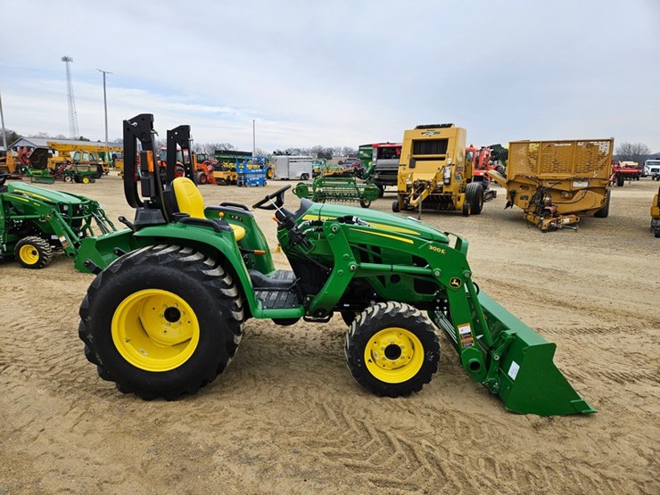 2025-john-deere-3032e-image-6