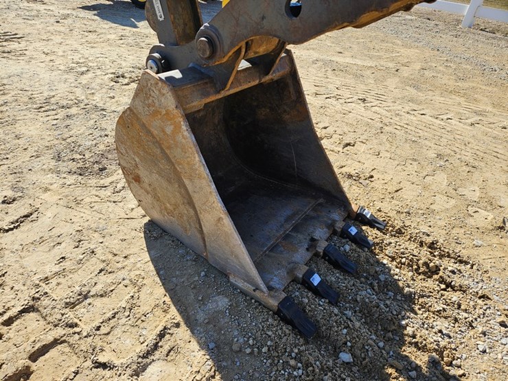 new-holland-e57c-image-13