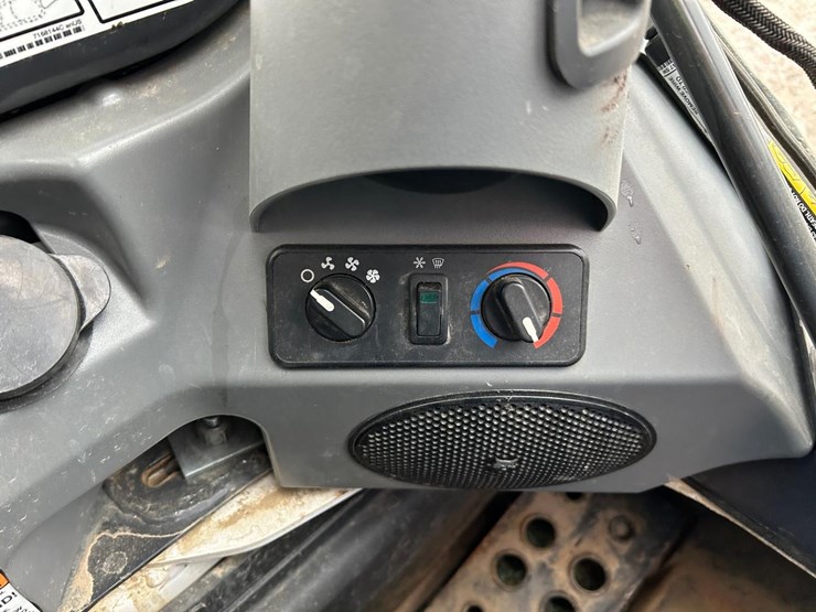 2022-bobcat-t770-image-26