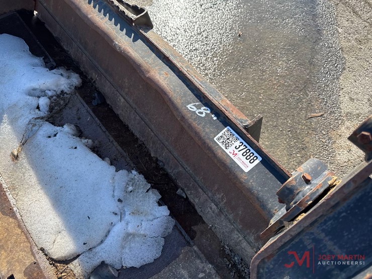 cat-68"-4-n-1-bucket-skid-steer-attachment-image-5