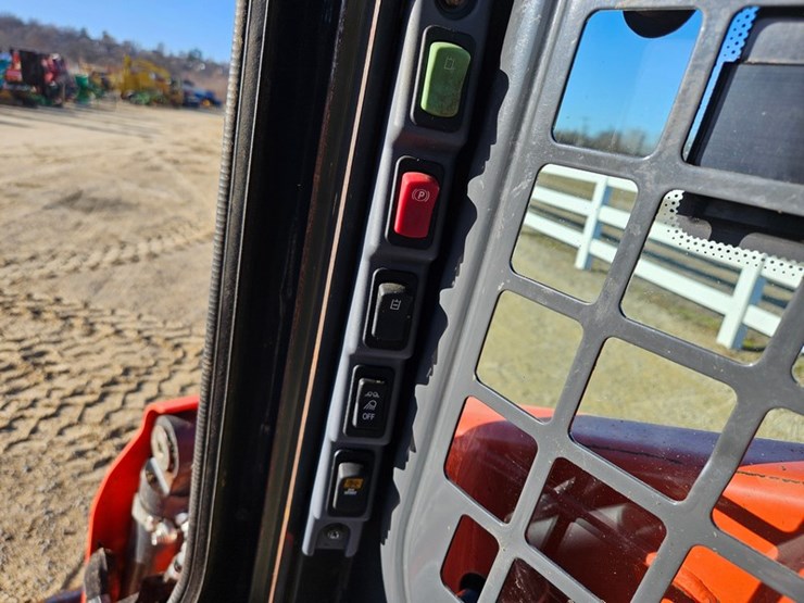 2022-kubota-ssv75-image-24