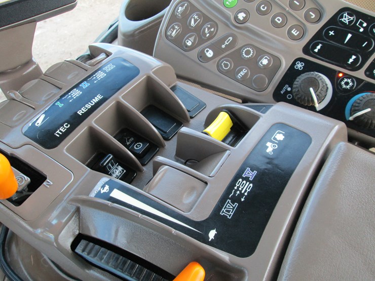 john-deere-8235r-image-32