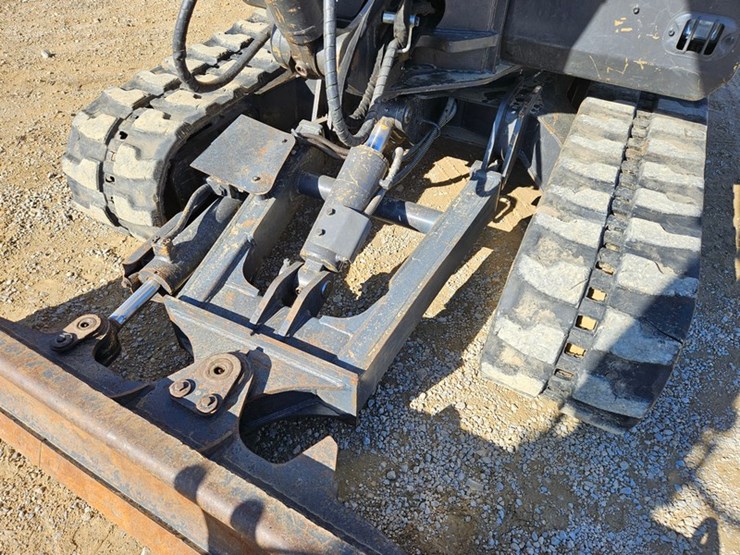 new-holland-e57c-image-16