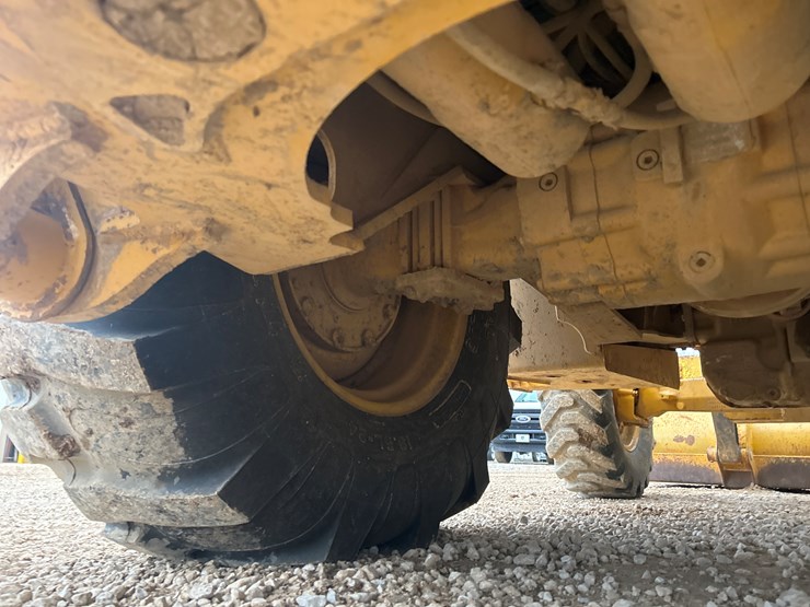 2011-deere-310sj-image-22